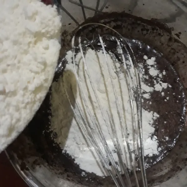 Tambahkan tepung terigu, baking powder, dan soda kue. Aduk.