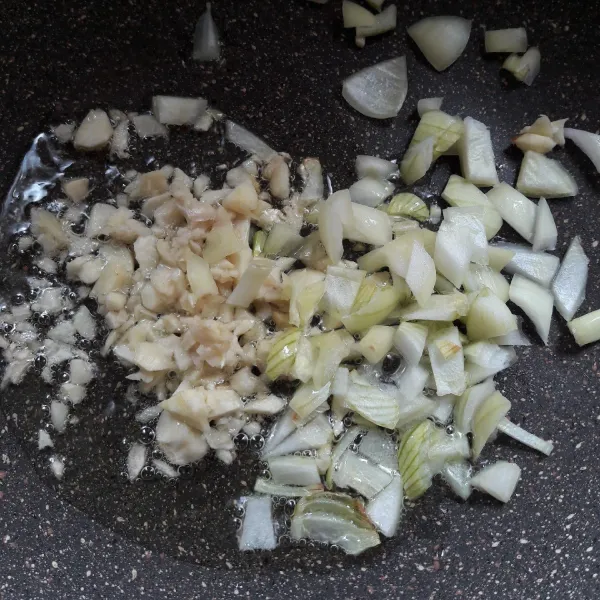 Tumis bawang putih cincang dan bawang bombay cincang sampai harum lalu beri air.