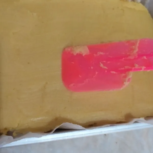 Pindahkan ke loyang yang sudah dialasi kertas baking. Gunakan spatula untuk merapikan adonan.