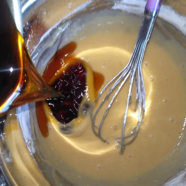 Masukkan caramel ke dalam adonan.