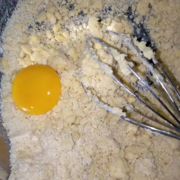 Masukkan kuning telur.