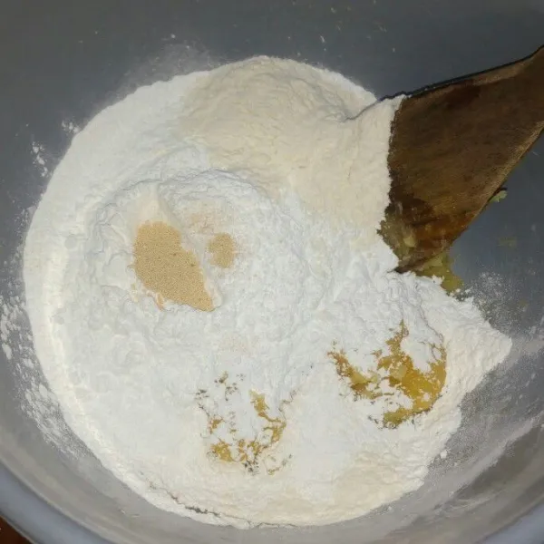 Dalam wadah campur gula pasir, tape singkong, tepung beras, tepung terigu, garam dan ragi instan aduk rata.