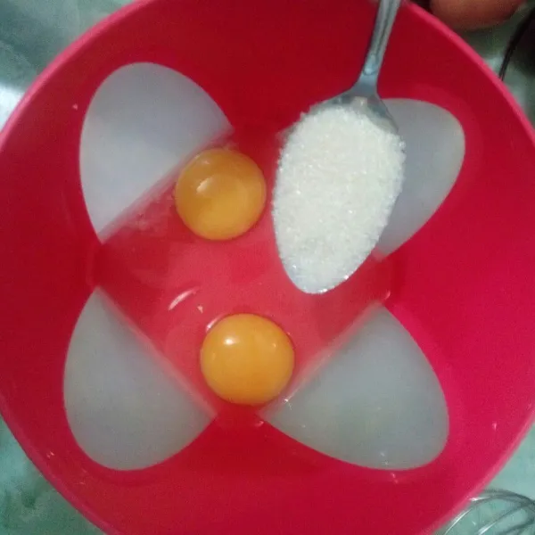 Masukkan telur dan gula aduk hingga rata menggunakan mixer.