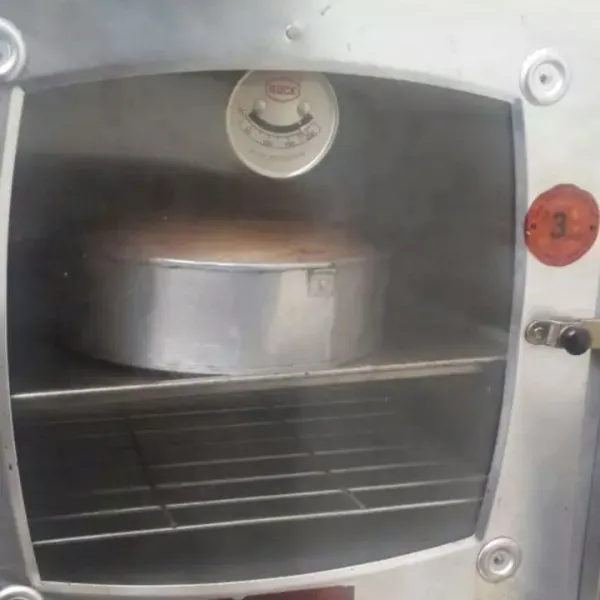 Masukan ke dalam oven yang sudah dipanaskan panggang sampai matang sekitar 30 menitan.