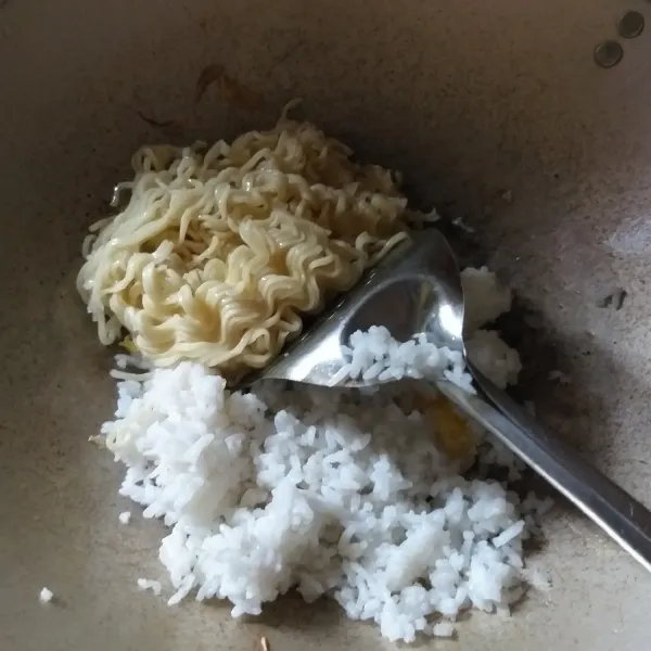 Masukan nasi dan mie, kemudian masukan bumbu mie instan dan kecap.