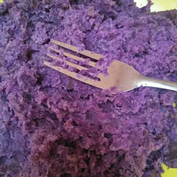 Sambil menunggu haluskan ubi ungu yg sudah dikukus dengan garpu.