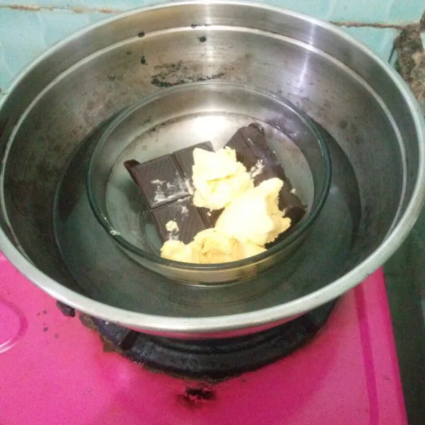 Panaskan panci yang berisi air lalu tim coklat, mentega dan minyak sayur hingga cair lalu sisihkan.