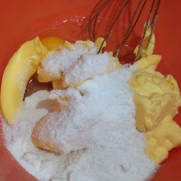 Masukkan butter, margarin, gula, vanilla dan telur dalam satu wadah. Kocok hingga lembut (bisa pake whisk/mixer).