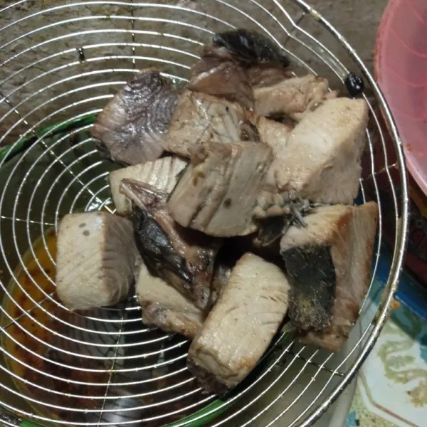 Potong-potong ikan sesuai selera lalu goreng sebentar agar daging tidak mudah hancur.