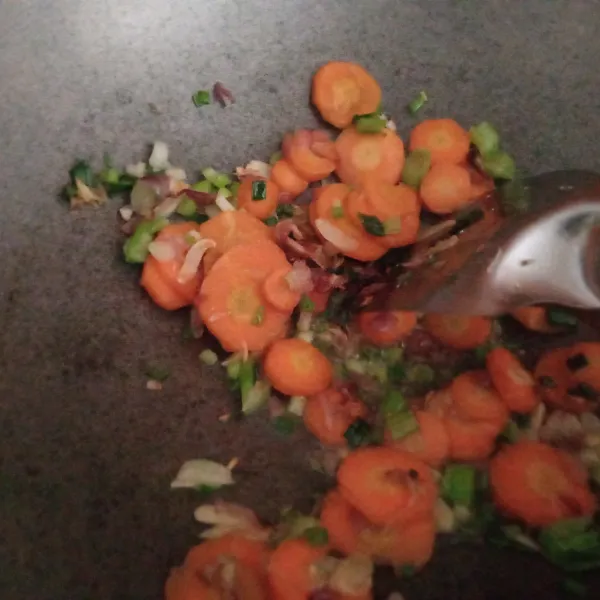 Setelah bumbu berbau harum masukkan wortel.