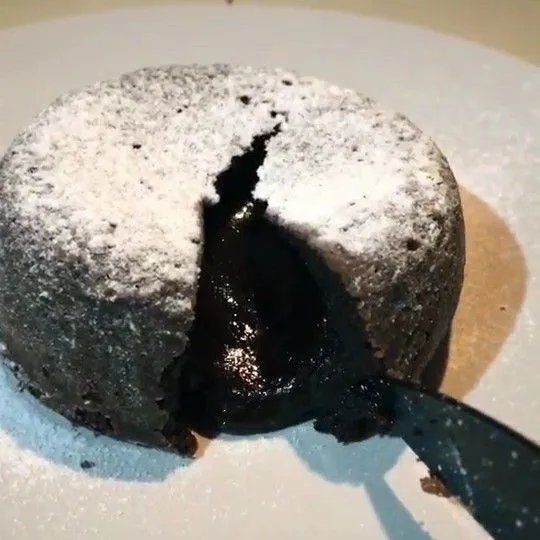 Oreo lava cake siap disajikan.