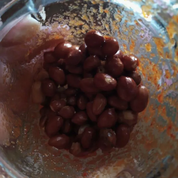 Goreng kacang terlebih dahulu kemudian blender halus.