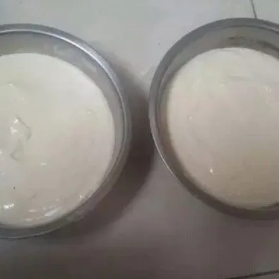 Kecilkan mixer masukan juga secara bertahap tepung terigu susu,  vanili dan margarin cairnya lalu bagi menjadi 2 bagian sama banyaknya bila perlu ditimbang.