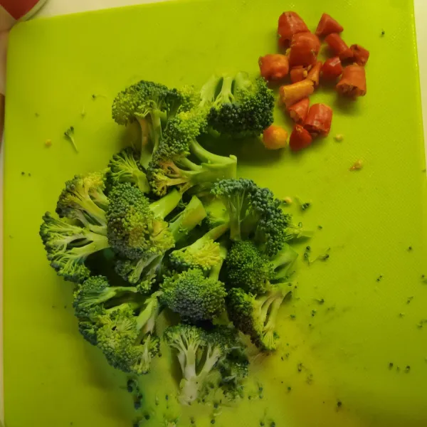 Potong brokoli dan cabai rawit.
