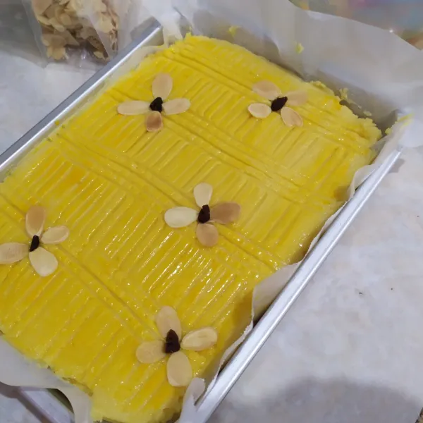 Taburi almond dan kismis sesuai selera.