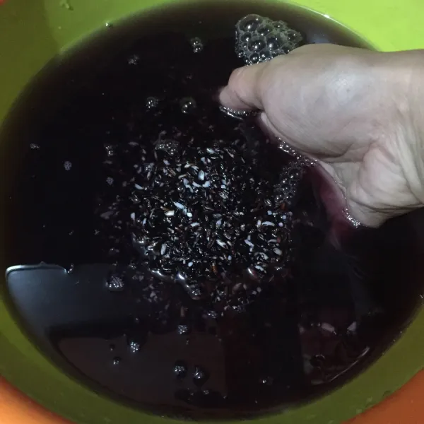 Cuci beras ketan hitam hingga bersih & agak jernih (saya bilas hingga 8x karena warnanya sangat pekat). Rendam beberapa jam atau semalaman.