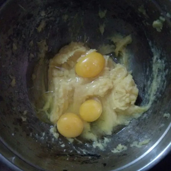 Masukkan telur lalu mixer dengan kecepatan sedang lalu sisihkan.