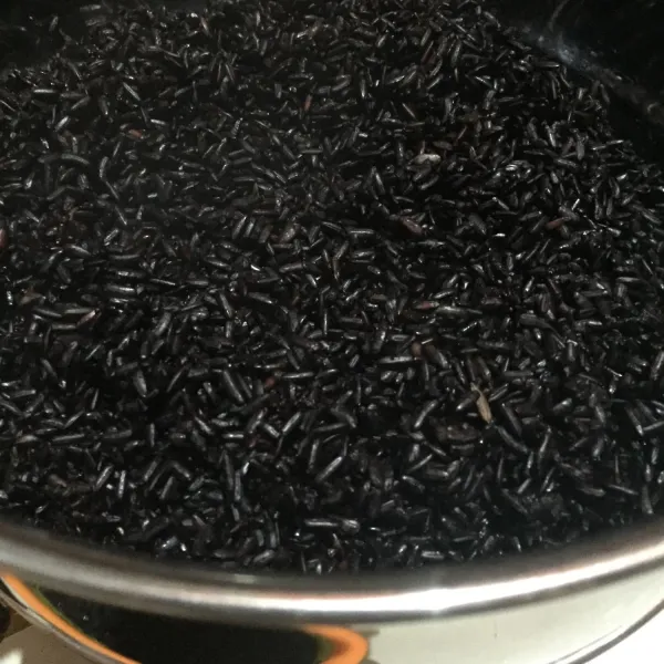 Tiriskan, lalu panaskan panci kukusan. Bila air sudah mengeluarkan uap panas masukkan beras ketan ke dalam panci. Kukus kurang lebih 10 - 15 menit.