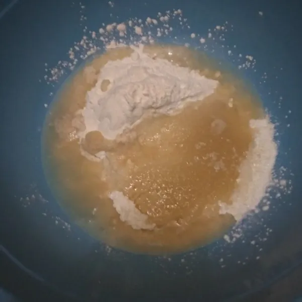 Campur tepung tapioka, tepung terigu, gula, garam, vanili, pewarna kuning dan biang.
