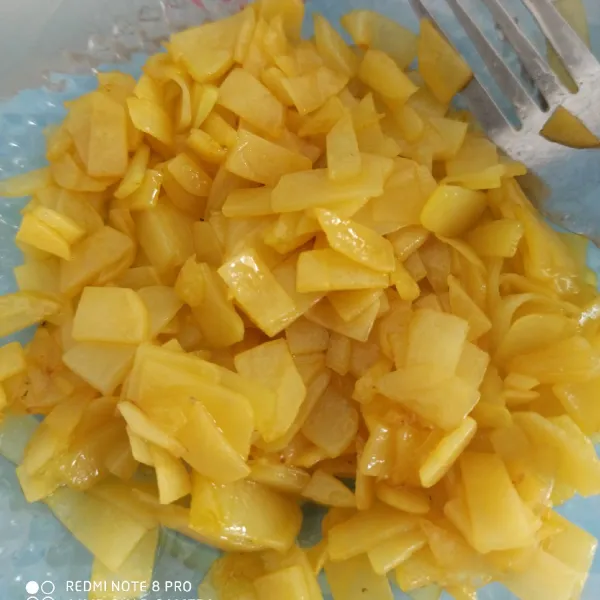 Goreng kentang setengah matang, sisihkan.