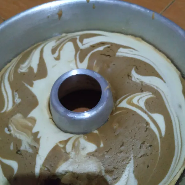 Tes tusuk untuk mengetahui kematangan, angkat bila sudah matang.