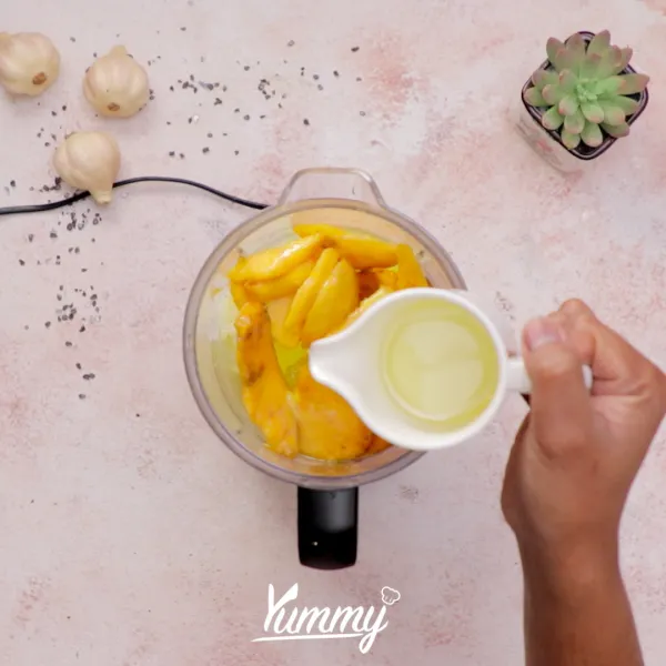 Tambahkan simple sirup ke dalam blender.