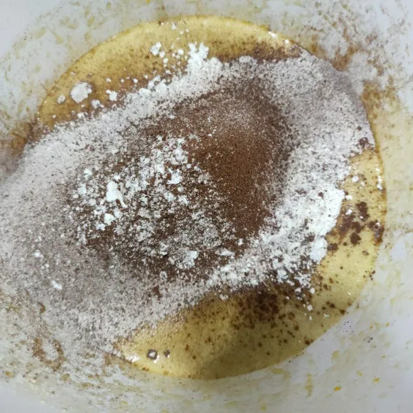 Masukan tepung, cokelat bubuk, baking powder dan garam yang sudah diayak. Aduk rata kembali.