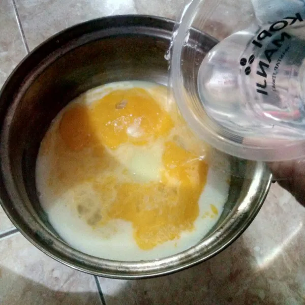 Masukkan semua bahan filling susu kental manis, kuning telur,air dan vanili aduk menggunakan whisker hingga rata.