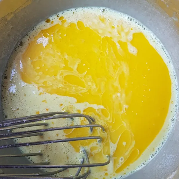 Kemudian tambahkan margarin yang sudah di cairkan. Aduk kembali hingga tercampur rata.