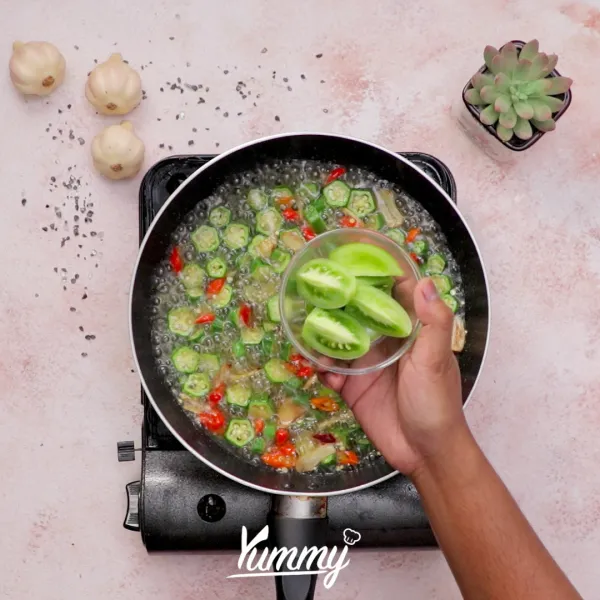 Tambahkan tomat hijau dan tempe ke dalamnya aduk hingga rata.