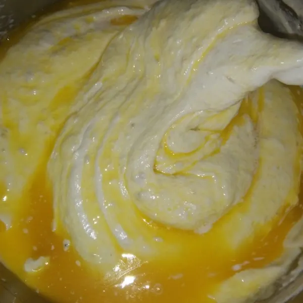 Terakhir masukkan butter leleh, aduk rata hingga homogen.