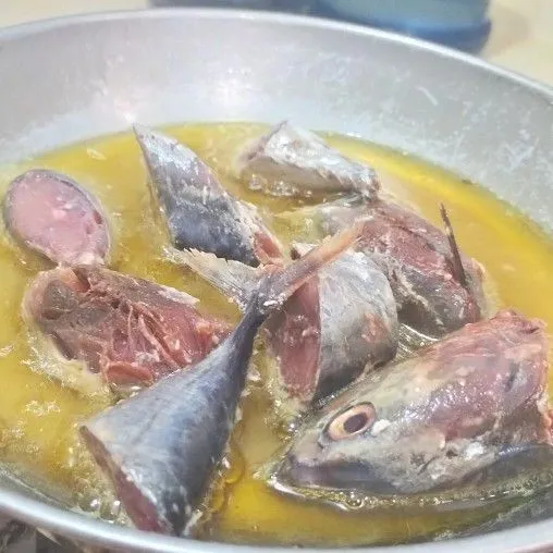 Goreng ikan sampai matang dan kecoklatan.