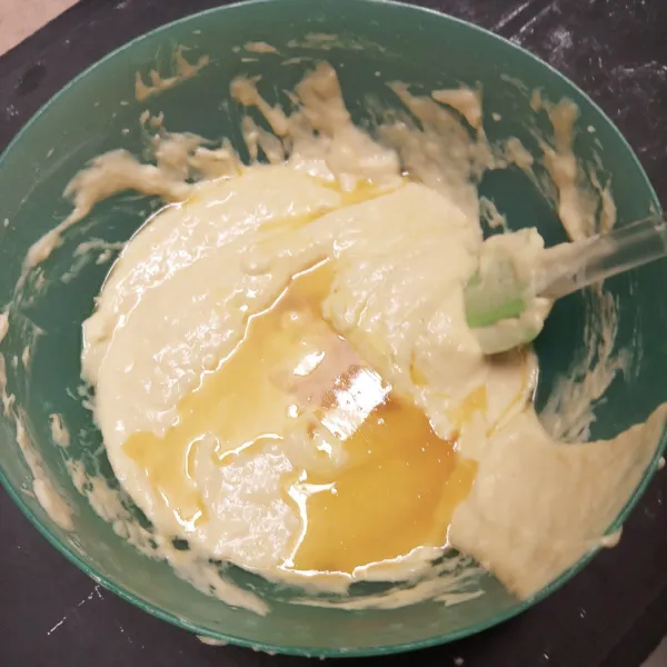 Tambah mentega cair bertahap aduk balik dengan spatula.