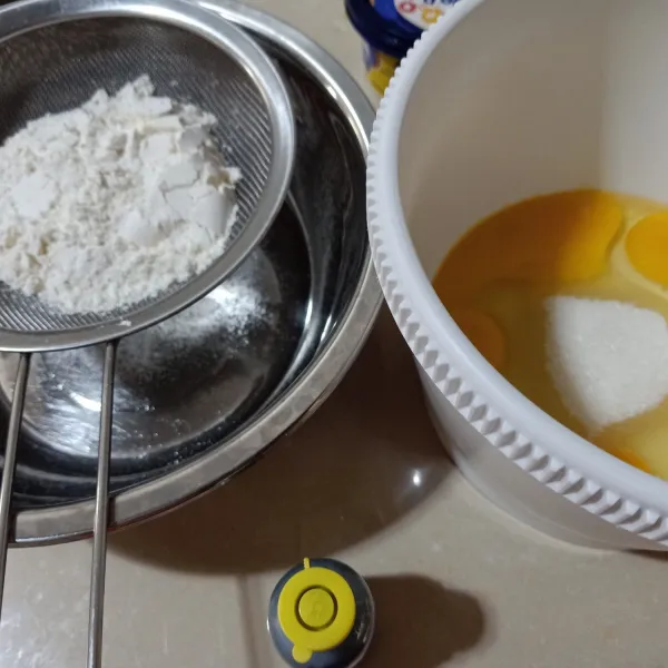 Siapkan bahan yang digunakan. Campur dan ayak bahan kering (tepung terigu, tepung maizena dan susu bubuk). Kemudian lelehkan mentega atau margarin dengan api kecil, kemudian dinginkan.