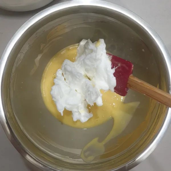 Tuangkan adonan meringue, secara bertahap, lalu aduk lipat.