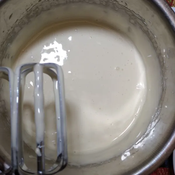 Mixer gula pasir dan telur dengan kecepatan tinggi sampai mengembang dan kental (15 menit).