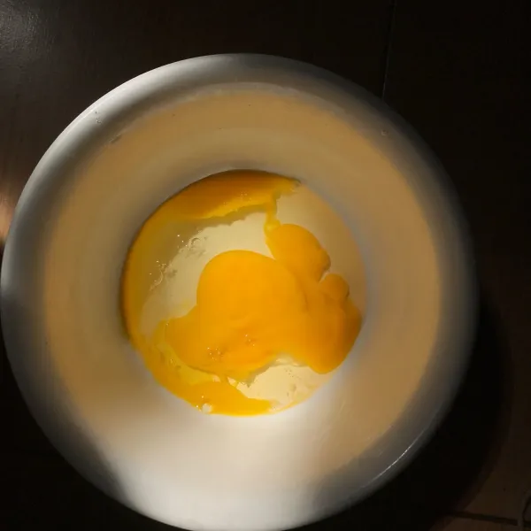 Kocok telur dengan mixer hingga mengembang.