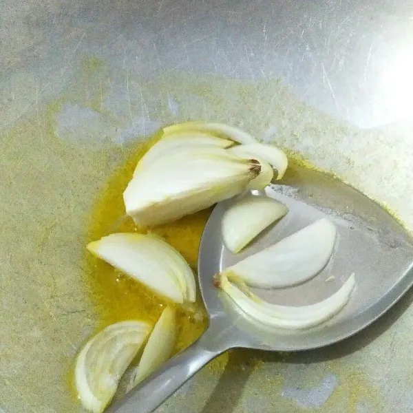 Masukan mentega, kemudian bawang bombay sampai harum.