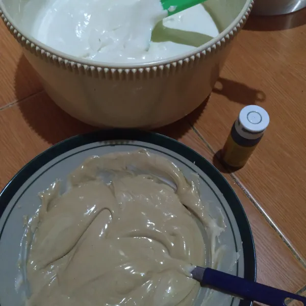 Pisahkan 2 sendok sayur adonan, beri secukupnya pasta coklat.