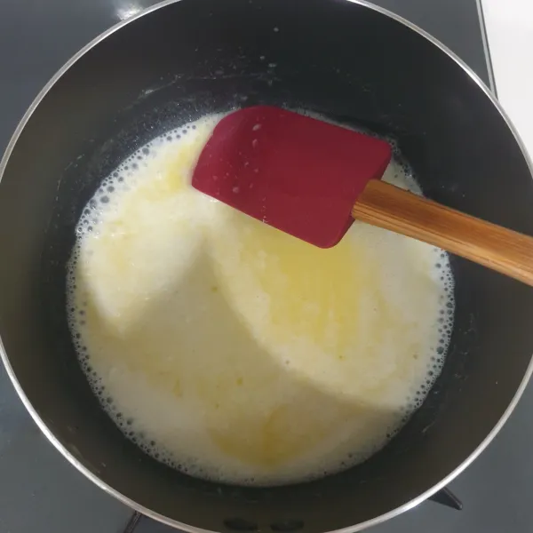 Choux/sus, didihkan air, susu segar UHT,dan butter. Matikan api masukkan tepung terigu aduk sampai tercampur rata.