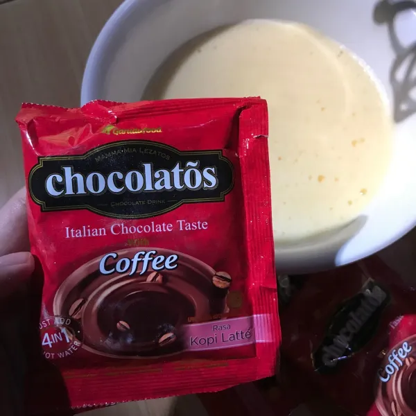 Masukkan chocolatos coffee ke dalam kocokan telur lalu aduk dengan mixer.