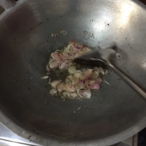 Tumis bawang merah menggunakan minyak bekas menggoreng cumi.