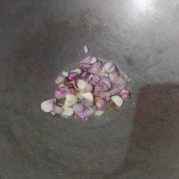 Panaskan sedikit minyak goreng. Masukkan bawang putih dan Bawang merah. Tumis sampai layu dan harum.