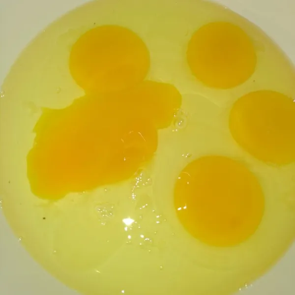 Masukkan telur ke dalam wadah kemudian kocok sampai berbusa.