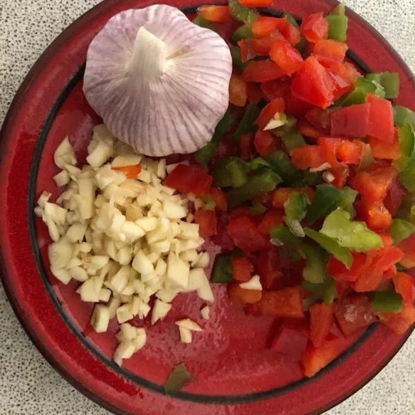 Cincang bawang putih dan paprika.