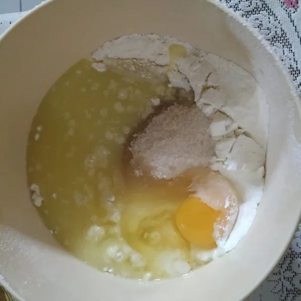 Masukkan semua bahan ke dalam mangkuk mixer, kecuali pasta coklat.