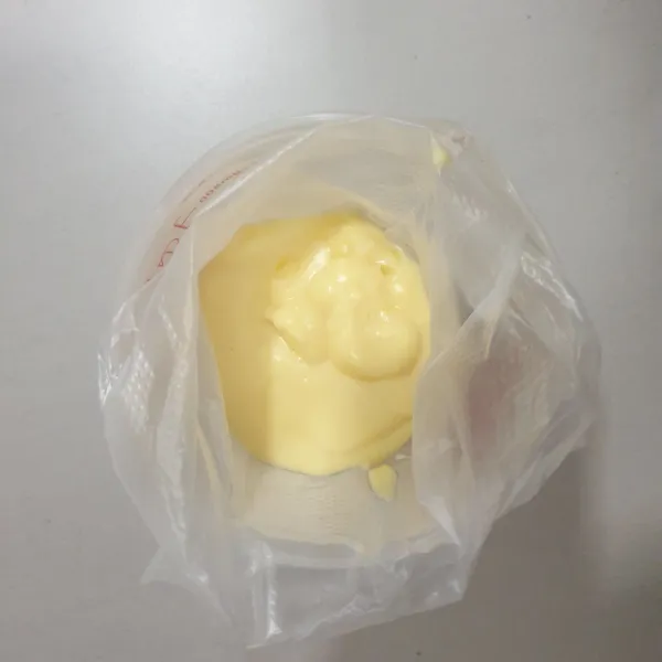 Masukkan Cream Custard ke dalam piping bag. Biarkan suhu ruang kemudian simpan dalam lemari es.