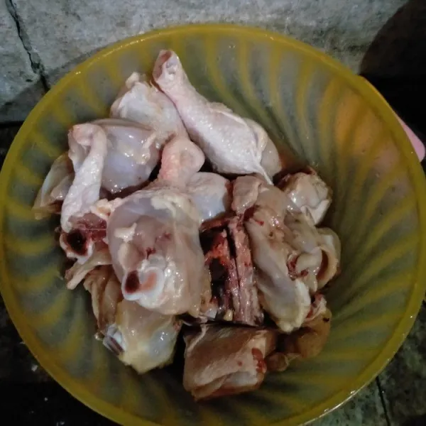 Potong ayam menjadi beberapa bagian lalu cuci bersih. Sisihkan.