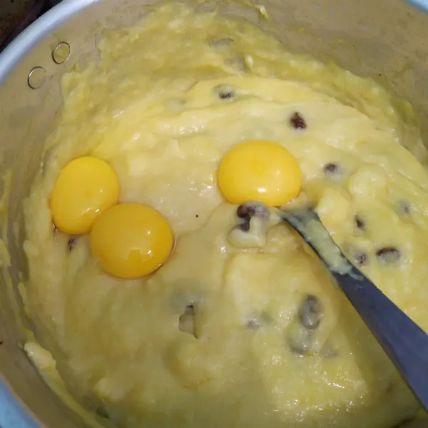 Masukkan margarin dan kuning telur,  aduk rata.