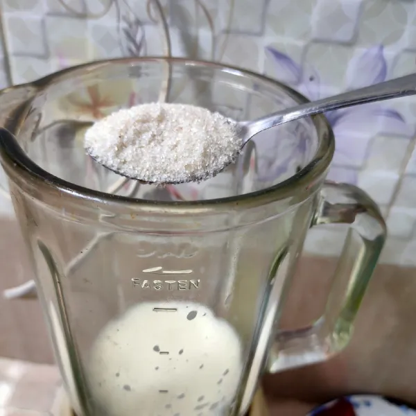 Tuangkan susu cair dalam blender, Tambahkan gula pasir.